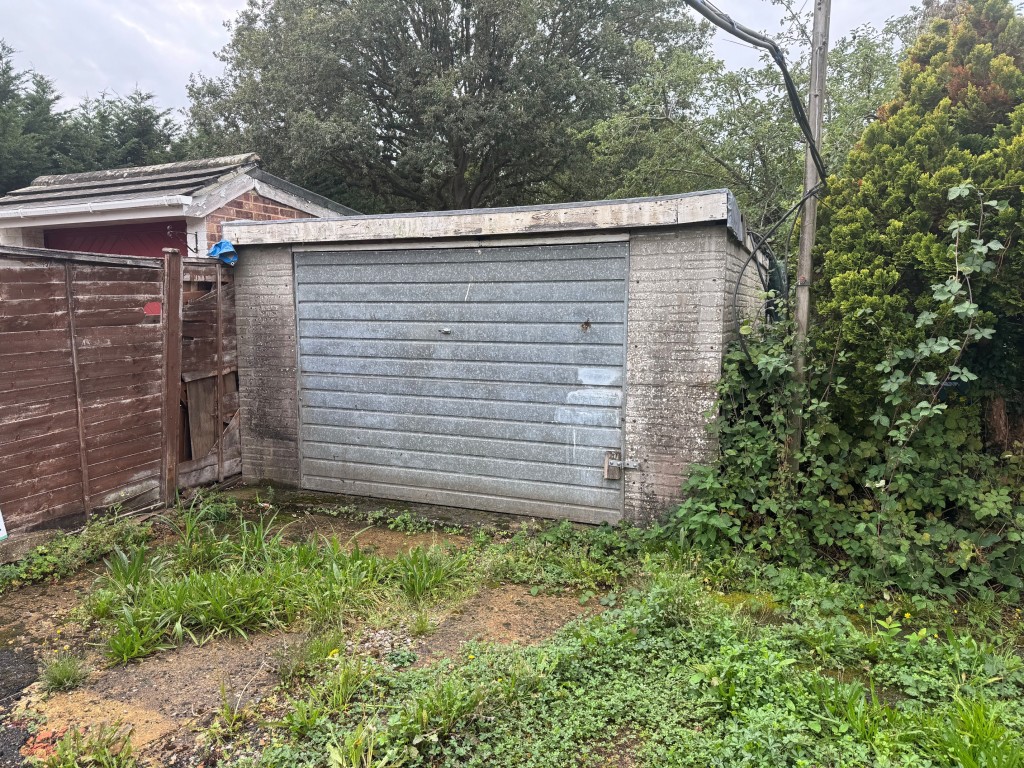 Lot: 152 - THREE-BEDROOM BUNGALOW FOR REFURBISHMENT AND REPAIR - Garage